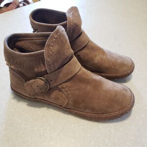 UGG Amely slip on moccasin loafers suede leather fringe tan size 6